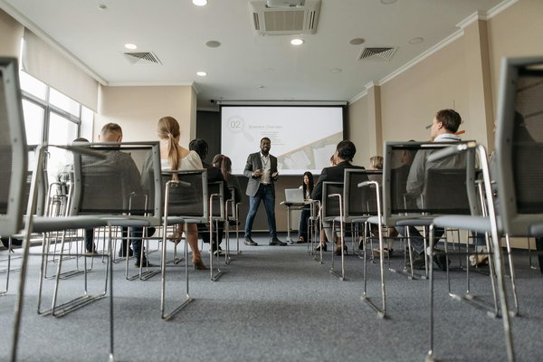 Guide essentiel pour naviguer le droit du travail à versailles