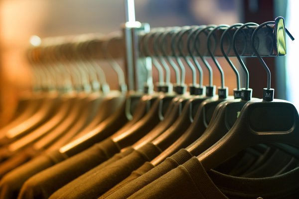 Découvrez les avantages du cintre français pour votre dressing